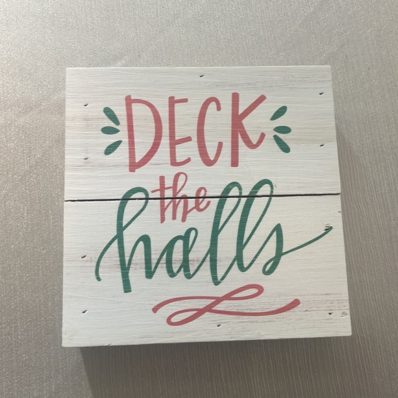 Christmas decor! Light up house and wooden signs - Picture 2 of 3